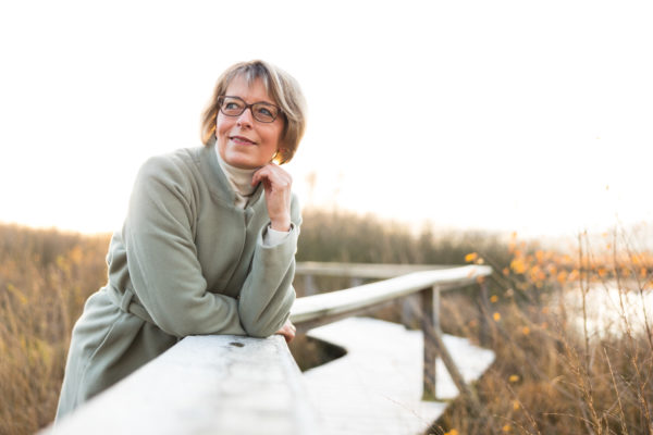 Glückliche Seniorin in der Natur